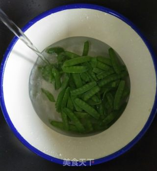 彩椒炒荷兰豆的做法步骤：2