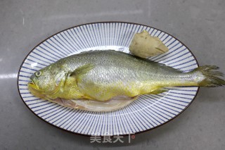 清蒸黄花鱼的做法步骤：1