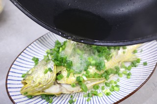 清蒸黄花鱼的做法步骤：6