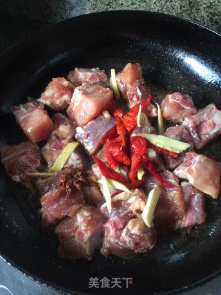 土豆烧排骨的做法步骤：1