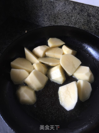 土豆烧排骨的做法步骤：2