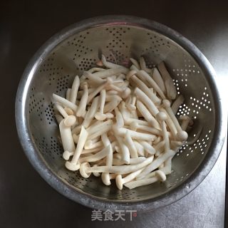 白玉菇炒毛豆的做法步骤：1