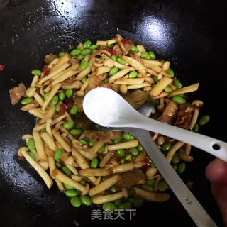 白玉菇炒毛豆的做法步骤：11