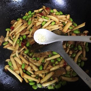 白玉菇炒毛豆的做法步骤：12