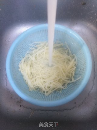 土豆丝炒肉的做法步骤：2