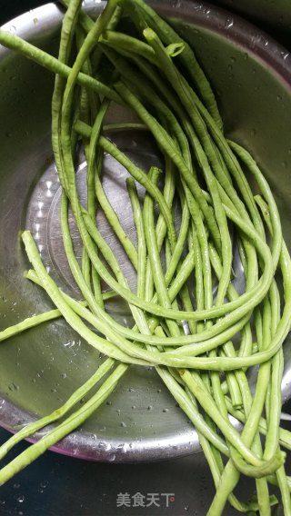 干煸豆角的做法步骤：1