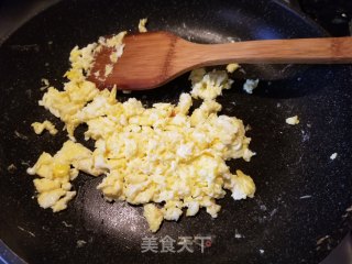 虾仁蟹肉炒饭的做法步骤：3