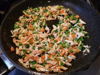 虾仁蟹肉炒饭的做法步骤：6