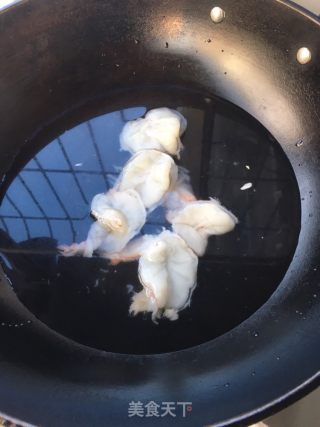 “下酒菜”虾仁拌黄瓜的做法步骤：2