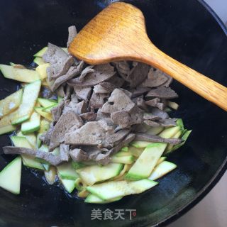 “下酒菜”西葫芦炒猪肝的做法步骤：12