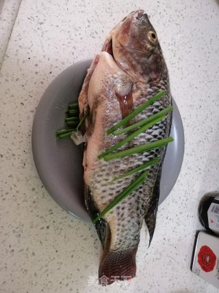 香煎罗非鱼的做法步骤：1