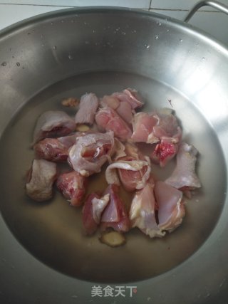 香菇烧鸡块的做法步骤：2