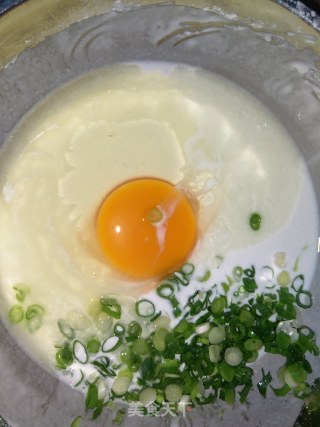 葱香糯米蛋饼的做法步骤：3
