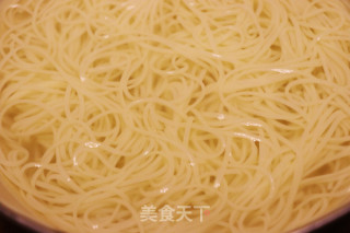 鸡丝凉面的做法步骤：1