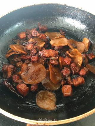 红烧肉炖干土豆片的做法步骤：13