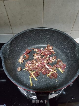 香芹炒牛肉的做法步骤：3