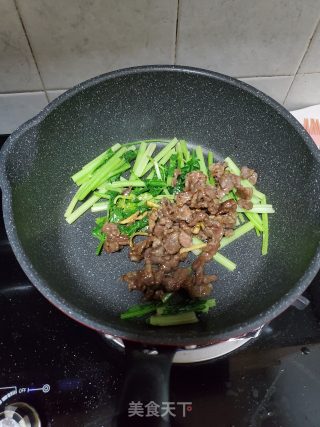 香芹炒牛肉的做法步骤：6