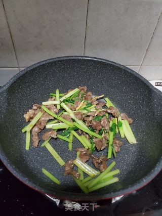 香芹炒牛肉的做法步骤：7