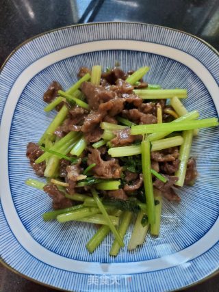 香芹炒牛肉的做法步骤：8