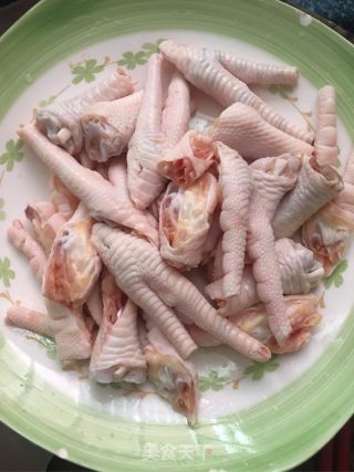 土豆焖鸡脚的做法步骤：1