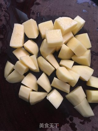 土豆焖鸡脚的做法步骤：2