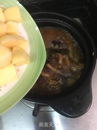土豆焖鸡脚的做法步骤：9