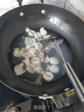 酱爆墨鱼仔的做法步骤：1