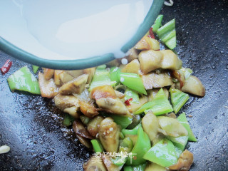 青椒烧茄子（少油秘诀）的做法步骤：6