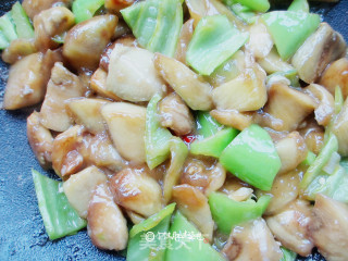 青椒烧茄子（少油秘诀）的做法步骤：7
