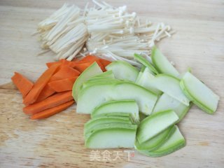 时蔬酸辣汤的做法步骤：2