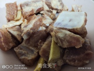 土豆啤酒焖排骨的做法步骤：1