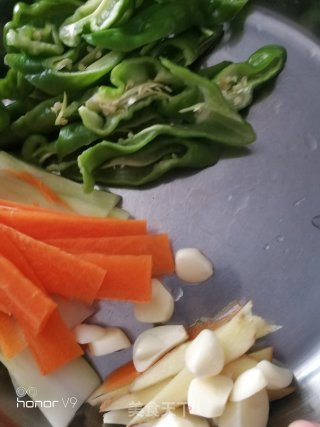 回锅肉炒油豆腐的做法步骤：2