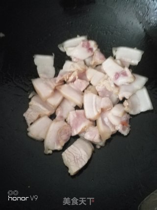 回锅肉炒油豆腐的做法步骤：3