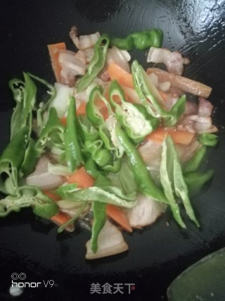 回锅肉炒油豆腐的做法步骤：5
