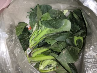 小油菜炒平菇的做法步骤：1