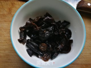 洋葱木耳炒土豆片的做法步骤：3