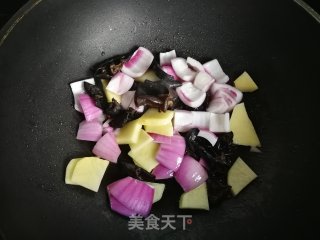 洋葱木耳炒土豆片的做法步骤：5