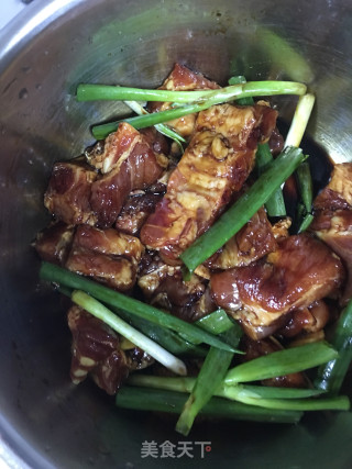 荷叶土豆蒸排骨的做法步骤：2