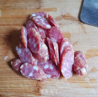 香肠炒土豆和豆角的做法步骤：1