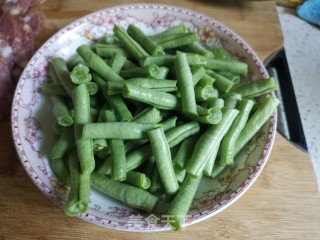香肠炒土豆和豆角的做法步骤：2