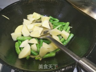 香肠炒土豆和豆角的做法步骤：7