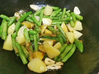 香肠炒土豆和豆角的做法步骤：8