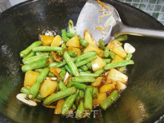 香肠炒土豆和豆角的做法步骤：9
