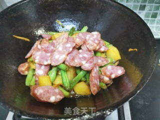 香肠炒土豆和豆角的做法步骤：10