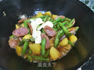 香肠炒土豆和豆角的做法步骤：11