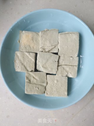 剁椒蒸臭豆腐的做法步骤：1