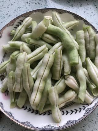土豆烧豆角的做法步骤：1