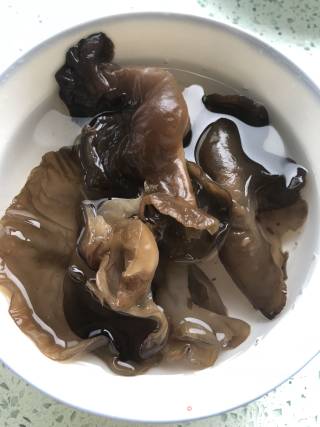 鱼香肉丝的做法步骤：1