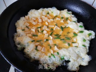 5分钟的快手菜——豆腐炒鸡蛋的做法步骤：2