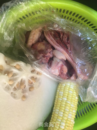 冬瓜薏米煲番鸭（消暑去湿汤）的做法步骤：1